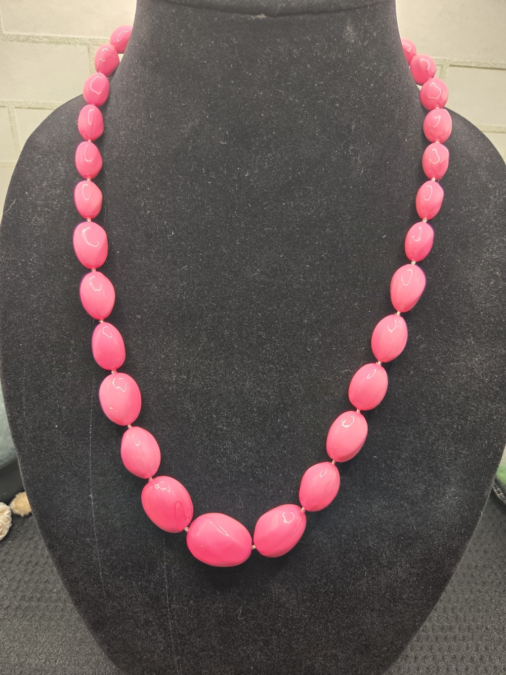 1253. Vintage Pink Bead Necklace - Women's Jewelry